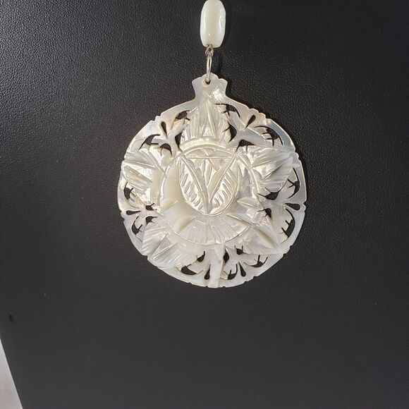 Vtg Necklace Carved Chrysanthemum Flower Mother Of Pearl Pendant And Beads 22" ❤ - Picture 4 of 6